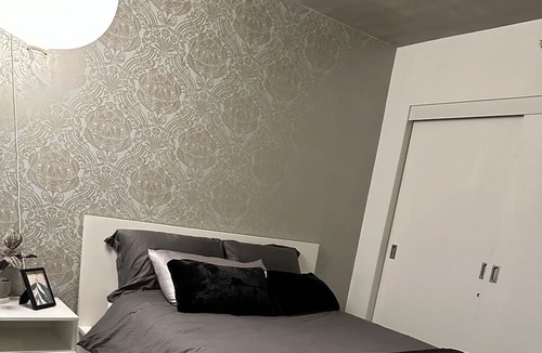 Chinatown Apartment | Cozy Master Suite Room in Gastown Vancouver