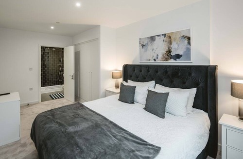 Docklands Apartment | Stunning 3-Bed Apartment in London