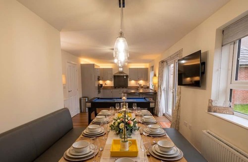 Rugby House | 6 BR | 2.5 Baths | Contractors | EV Charger | Sleeps 11 | Warwickshire, CV22