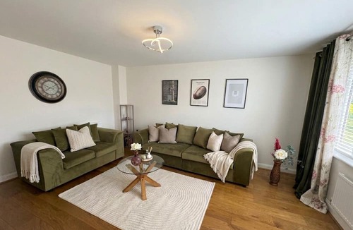 Rugby House | 6 BR | 2.5 Baths | Contractors | EV Charger | Sleeps 11 | Warwickshire, CV22