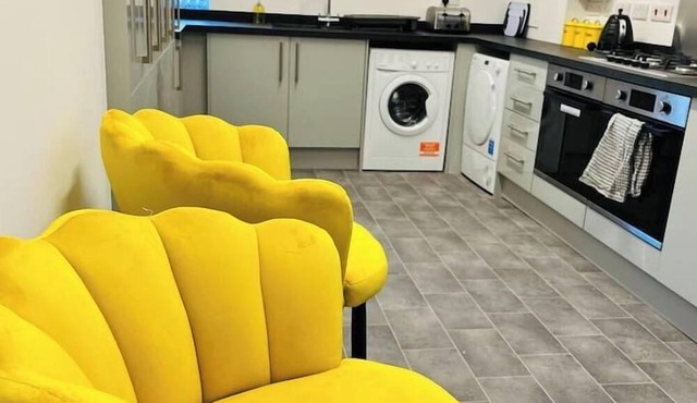 Delightful 5-Bed All En Suite Home