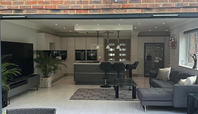 Luxurious home - Sleeps 10 - Great Location
