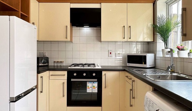 K Suites - Cozy 2 bed House w/free parking