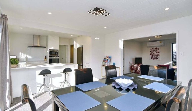 Russley home near the airport, single level with parking