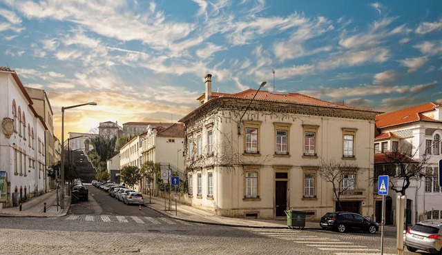 Coimbra Old Town Gem Family Studios, Suites with Private Bathrooms
